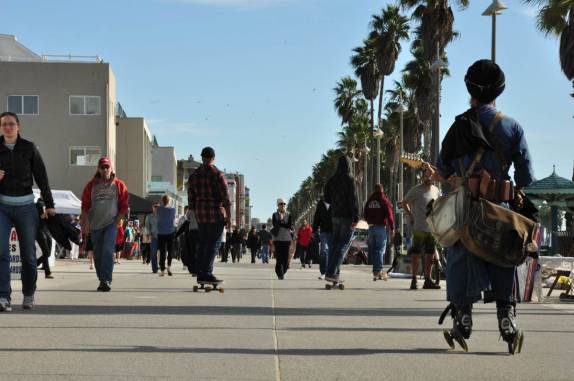 O movimentado calçadão de Venice Beach, em Los Angeles, na Califórnia - EUA